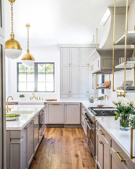 Not a bad view to wake up to every morning! Such a beautiful mix in this kitchen designed by @sharontaftianinteriors