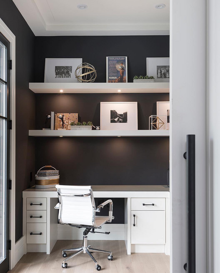 Design by Lisa Johnston | Photo by Ryan Fung | Black Beauty by Benjamin Moore