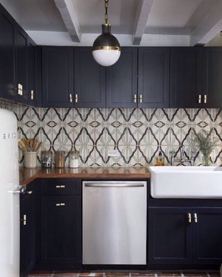 Design & Photo by WILLIAMSBURG Brand | Mopboard Black by Benjamin Moore