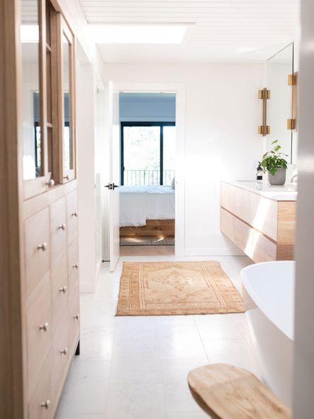 This golden-hued rug ties the natural wood tones of this master bath together perfectly