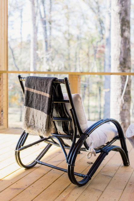 We wouldnโt mind spending an afternoon in these lounge chairs.